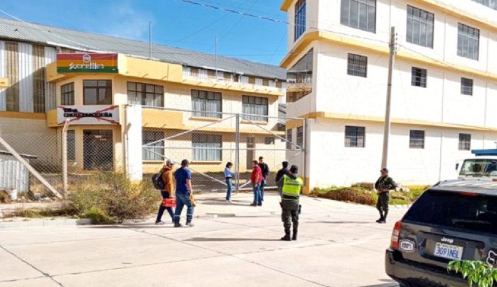 INTERVENCIÓN. Personal de la Fiscalía y la Policía procede con un embargo en la planta de Sucremet.