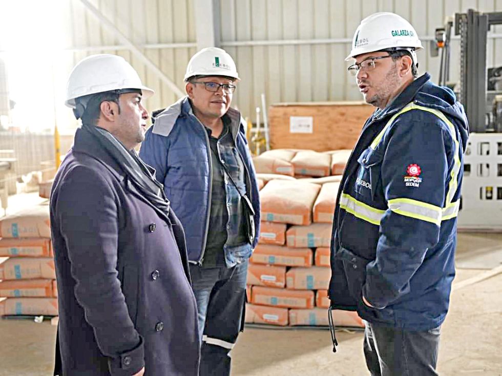 VISITA. El viceministro de Políticas de Industrialización, Luis Siles (i), en la planta de Ecebol Potosí.