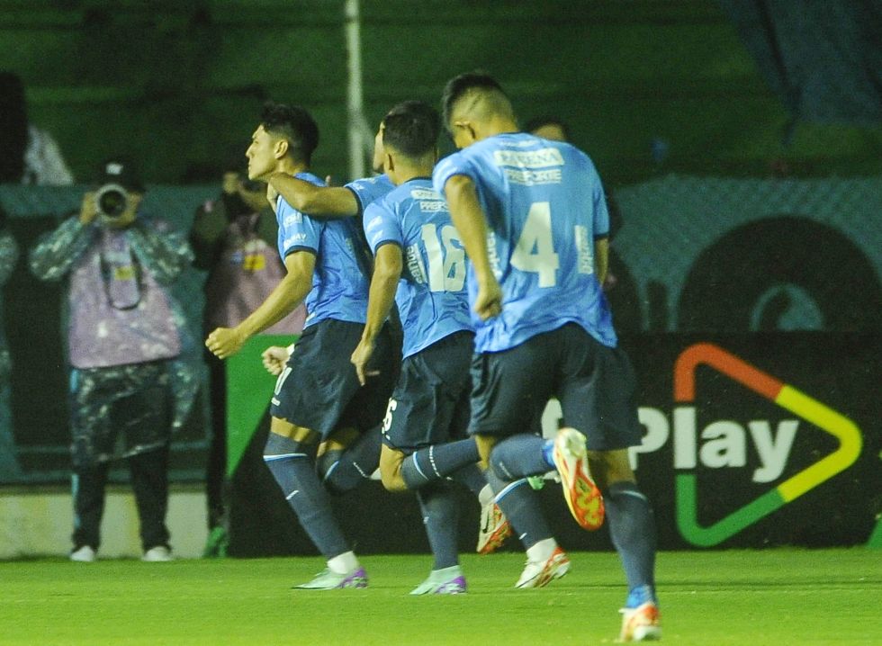 César Menacho (i) celebra el gol más rápido de la historia del fútbol boliviano.