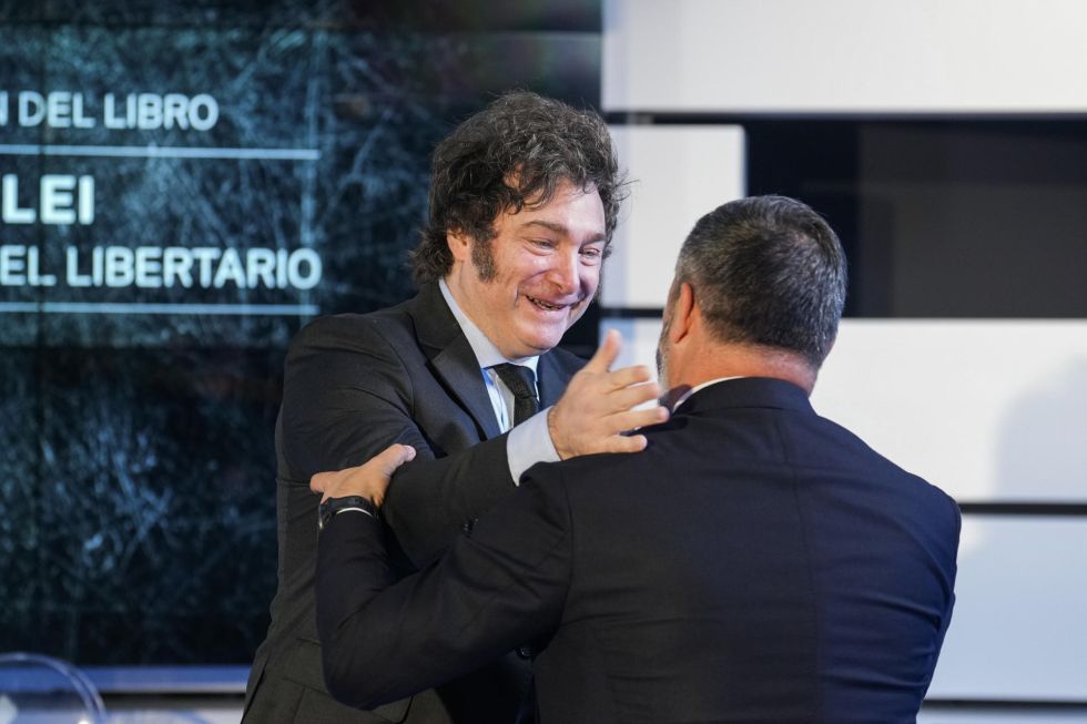 El presidente de Argentina, Javier Milei, saluda al líder de Vox, Santiago Abascal, durante la presentación de su libro “El camino del libertario”