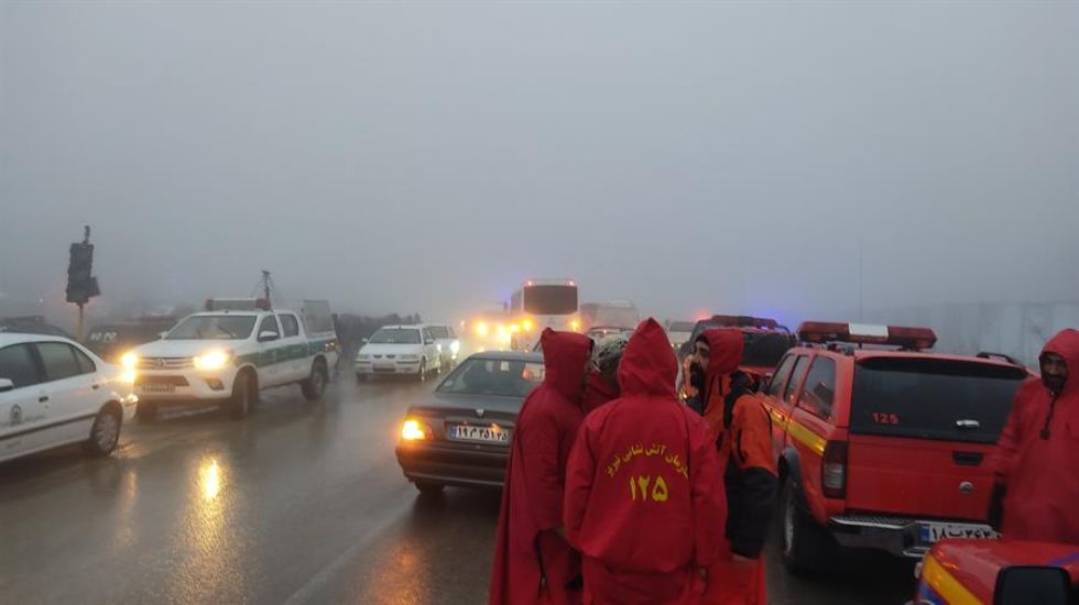 Los rescatistas iraníes esperan en la zona donde buscan el helicóptero en el que viajaba el presidente iraní Ebrahim Raisi.