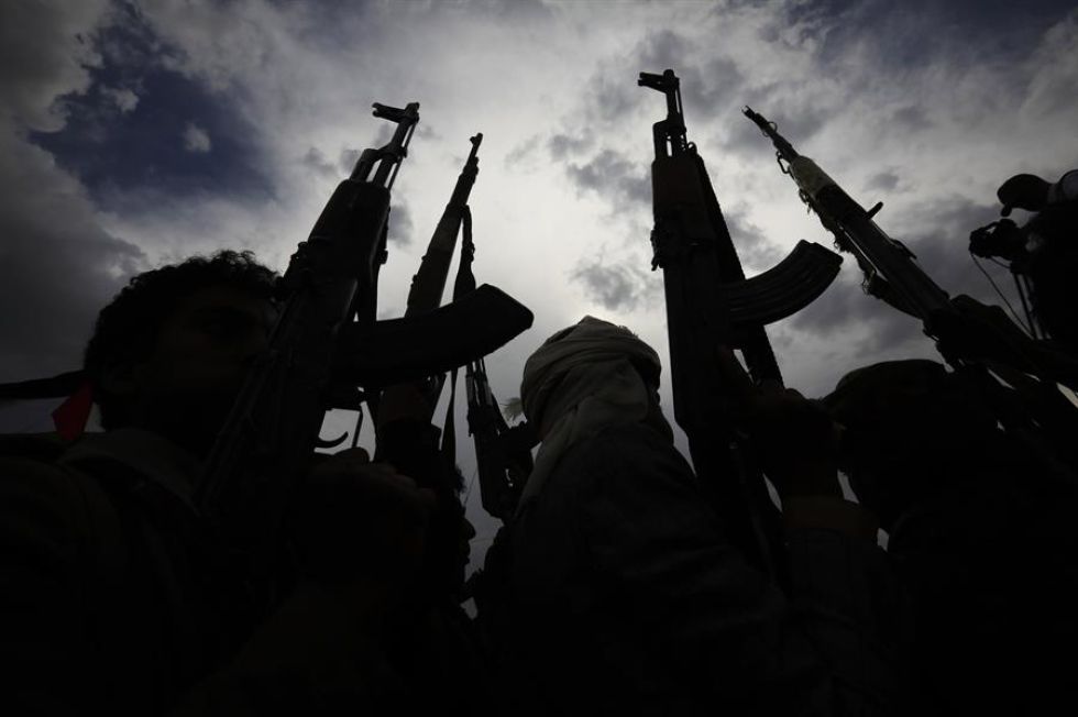 Partidarios de los hutíes levantan sus armas durante una protesta en solidaridad con el pueblo palestino.