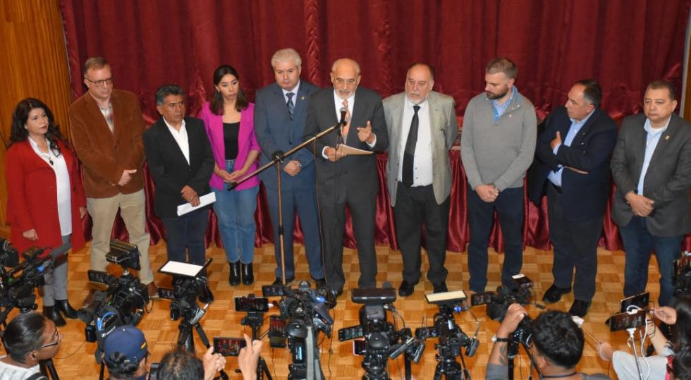 Carlos Mesa (5d )ofreció una conferencia de prensa junto a legisladores de CC.