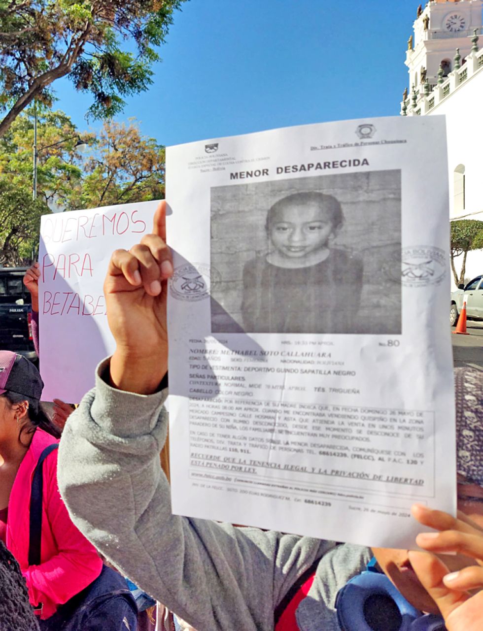 SUCRE. La madre de la niña y sus vecinos protagonizaron una marcha este martes.