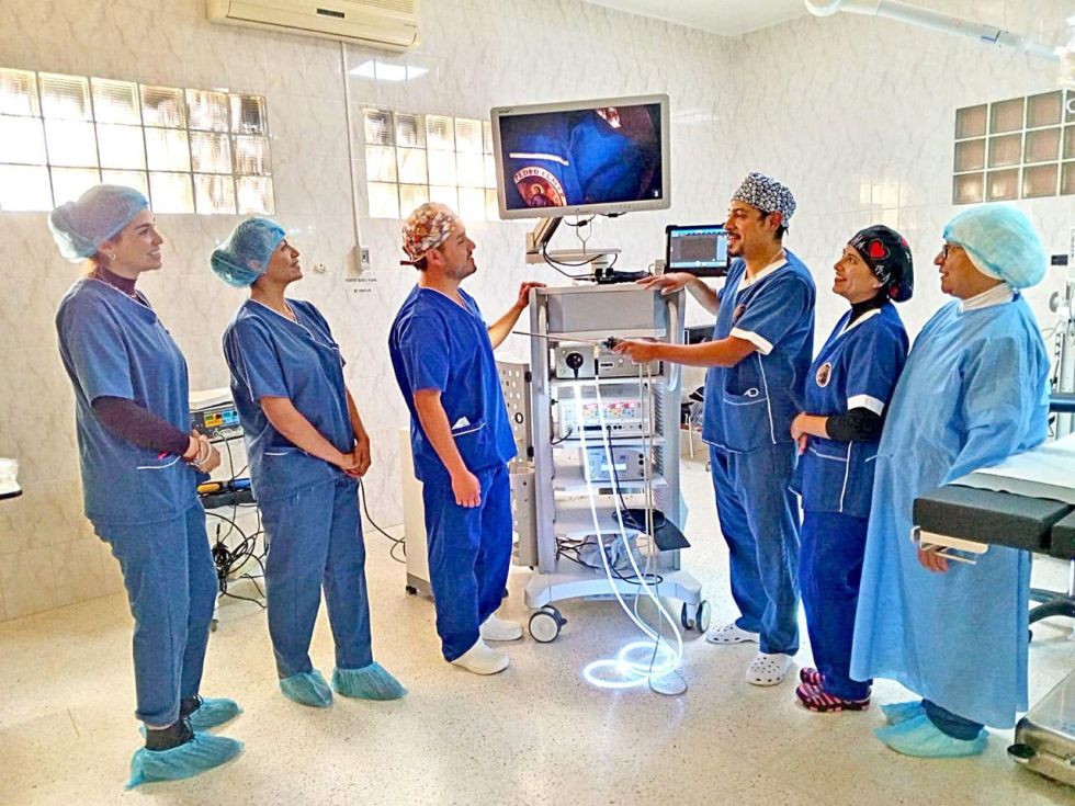SALUD. Médicos ponen en funcionamiento el equipo laparascópico del hospital San Pedro Claver.