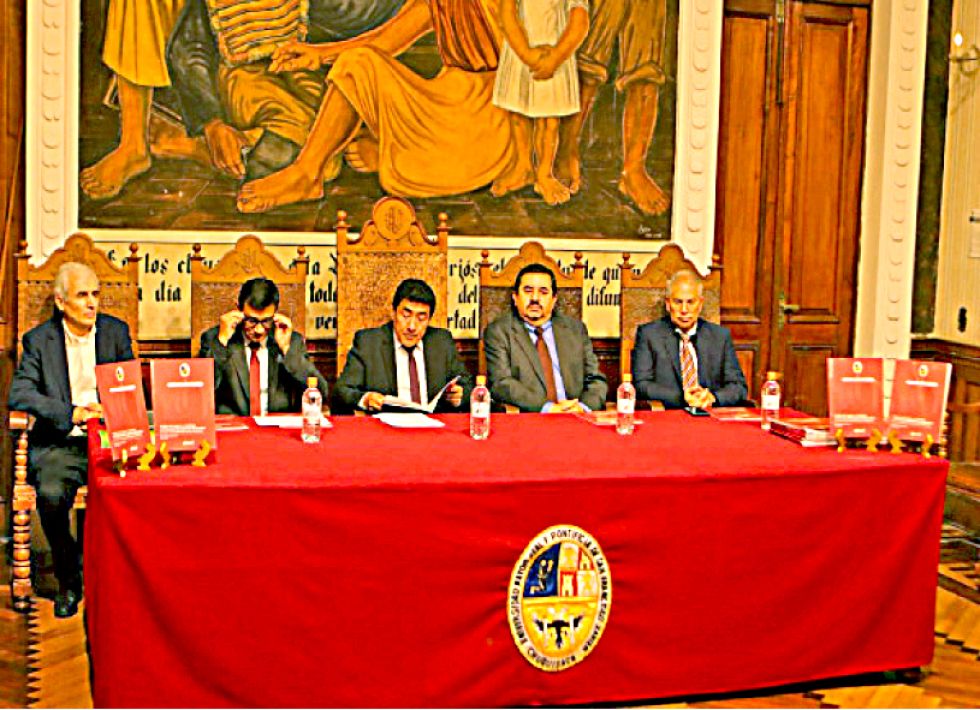 ACTO. La presentación del documento elaborado por el docente Gardilcic (2do. de la derecha).