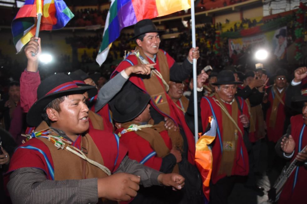 David Mamani es alzado por otros dirigentes en el congreso campesino de La Paz.