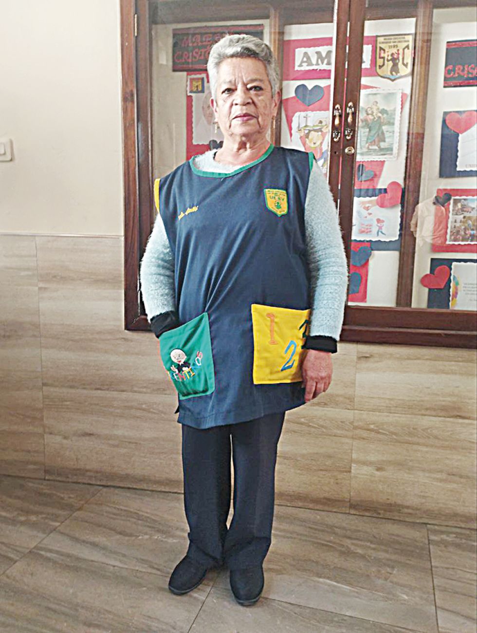 RECONOCIMIENTO. La profesora Ana Quiti, antes de ingresar a clases ayer, miércoles. 