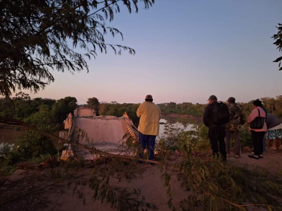 Así quedó el puente desplomado en Santa Ana del Yacuma. 