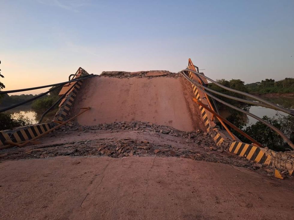 Así quedó el puente desplomado en Santa Ana del Yacuma. 