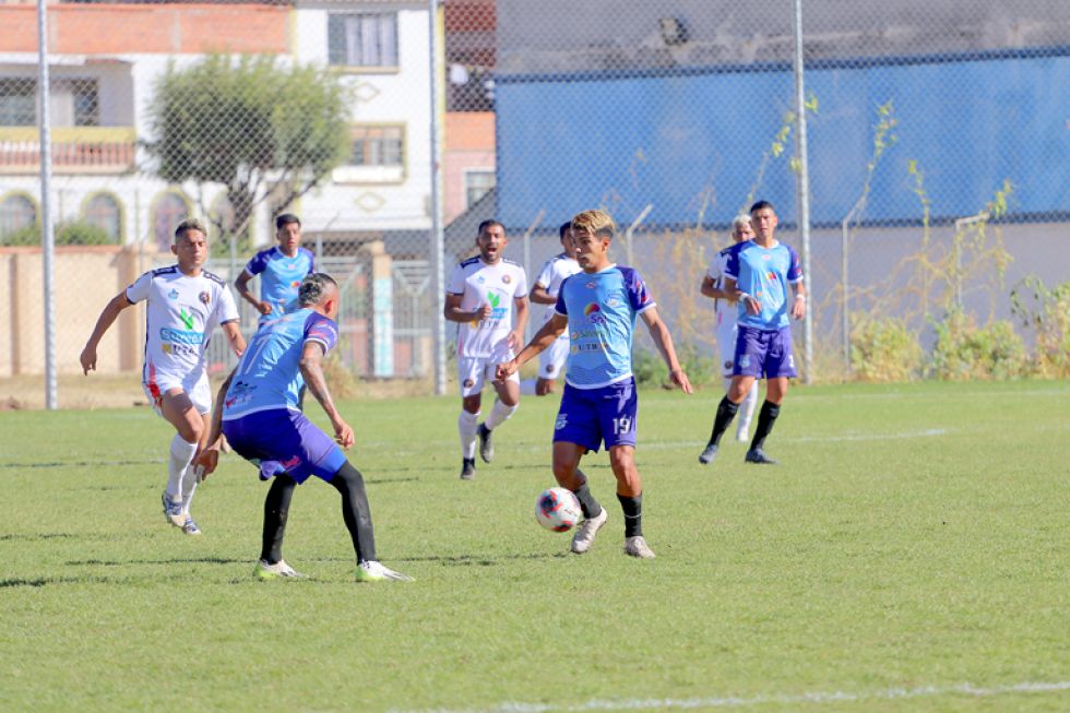 Un pasaje del partido jugado ayer entre Nacional Sucre y Deportivo Alemán, en la cancha auxiliar del estadio Patria.