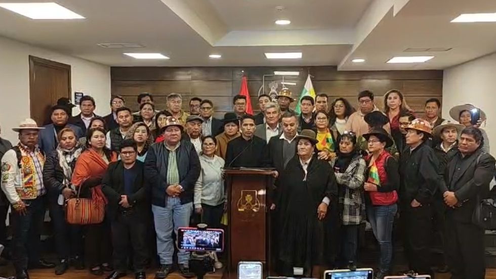 Andrónico Rodrigues rodeado del ala 'evista' en conferencia de prensa