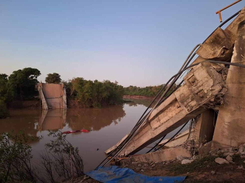 Así quedó el puente desplomado en Santa Ana del Yacuma. 