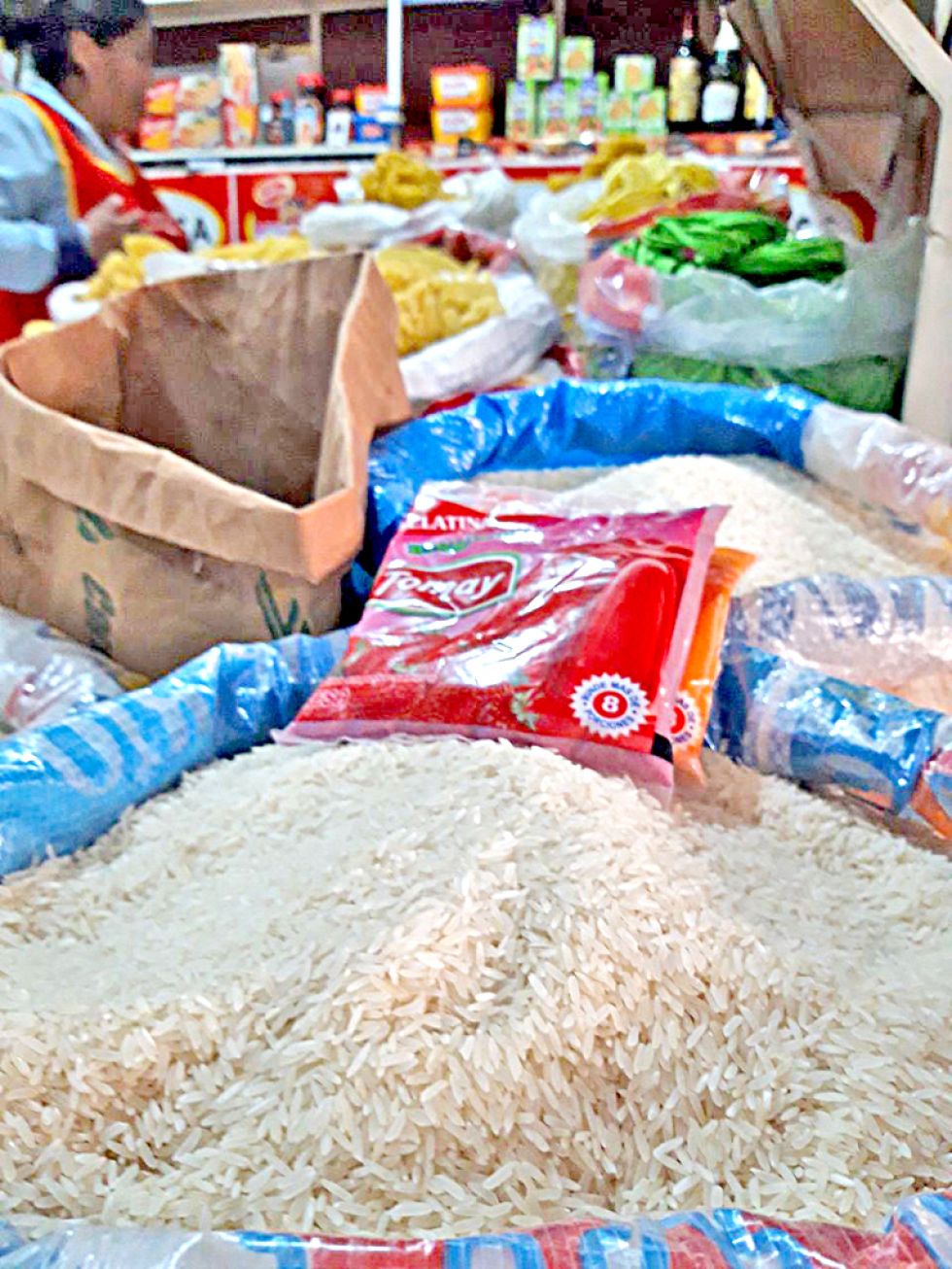 MERCADO. Un puesto de abarrotes del mercado El Morro, donde el arroz de mayor calidad llegó a costar Bs 400 el quintal.