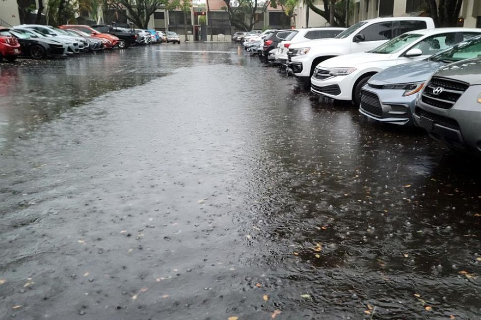 Un estacionamiento inundado debido a las lluvias este miércoles, en una calle de Miami, Florida (EEUU).