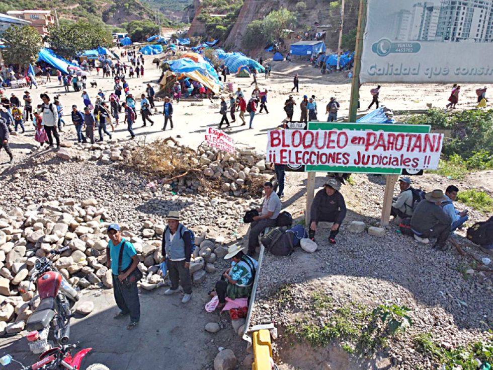 PROTESTA. Así bloquearon en febrero una vía en Cochabamba exigiendo elecciones judiciales.