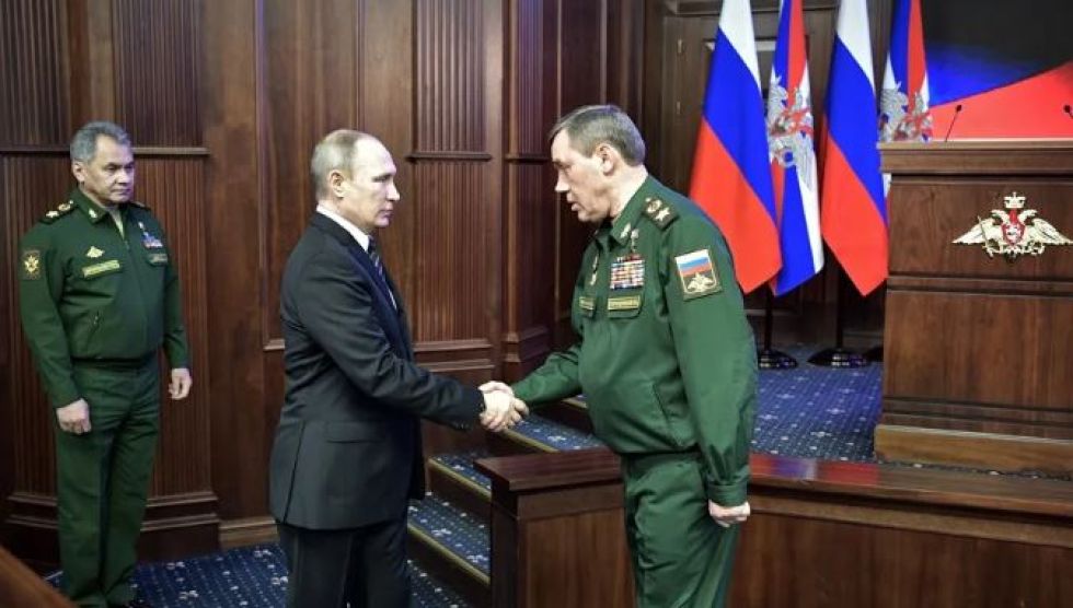 El presidente ruso, Vladímir Putin, en presencia del ministro de Defensa, Serguéi Shoigu (i), estrecha la mano del jefe del Estado Mayor, Valery Gerasi.