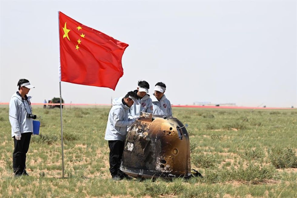 La cápsula de retorno de la sonda Chang'e-6 aterriza en Siziwang Banner, al norte de China.