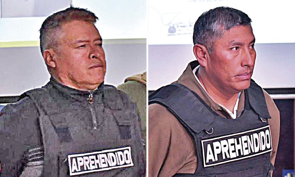 DETENIDOs. El general Juan Jose Zúñiga y el vicealmirante Juan Arnez, anoche, al ser presentados ante la prensa.