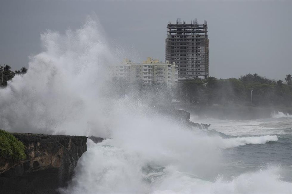 El intenso oleaje en el malecón, ante el avance del huracán Beryl, el pasado martes en Santo Domingo (República Dominicana).