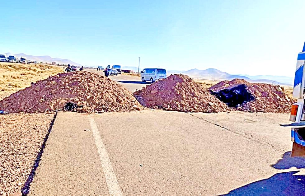 ORURO. Este era el panorama del bloqueo en el municipio de Caracollo, ayer.