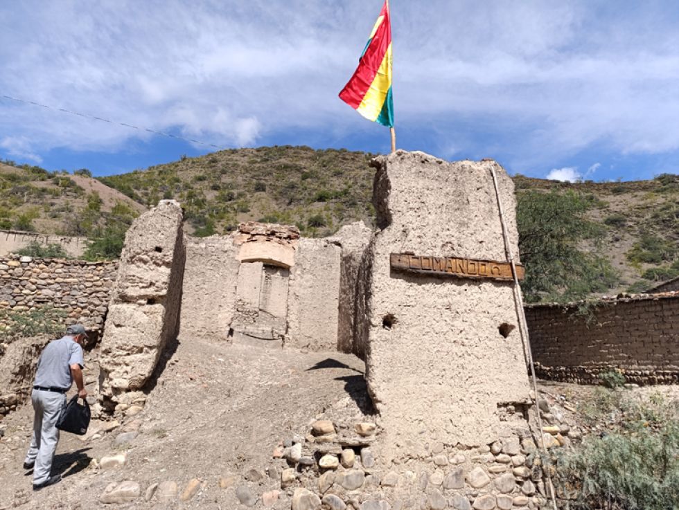 La bandera boliviana flamea en las reuinas del comando realista. 