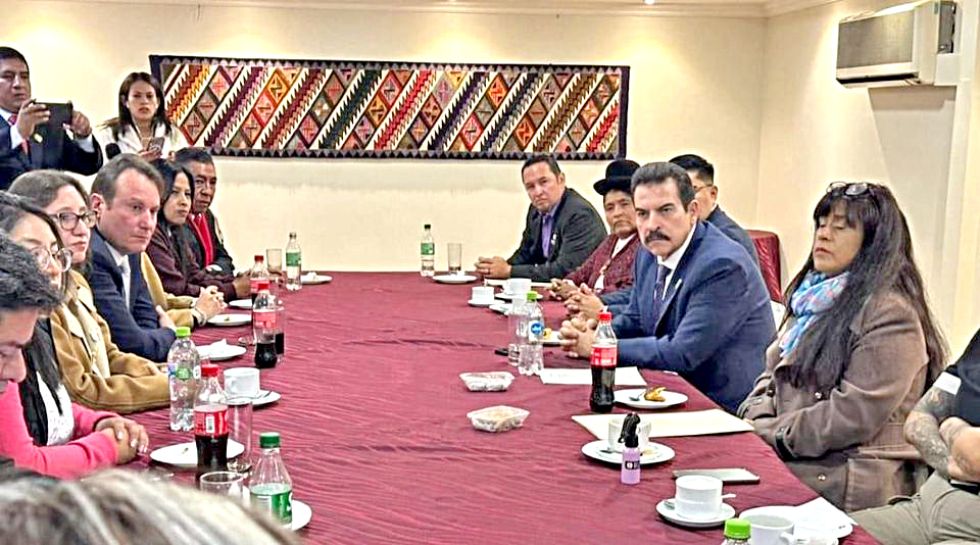 LA PAZ. Imagen de la reunión que sostuvo Reyes Villa con parlamentarios disidentes.
