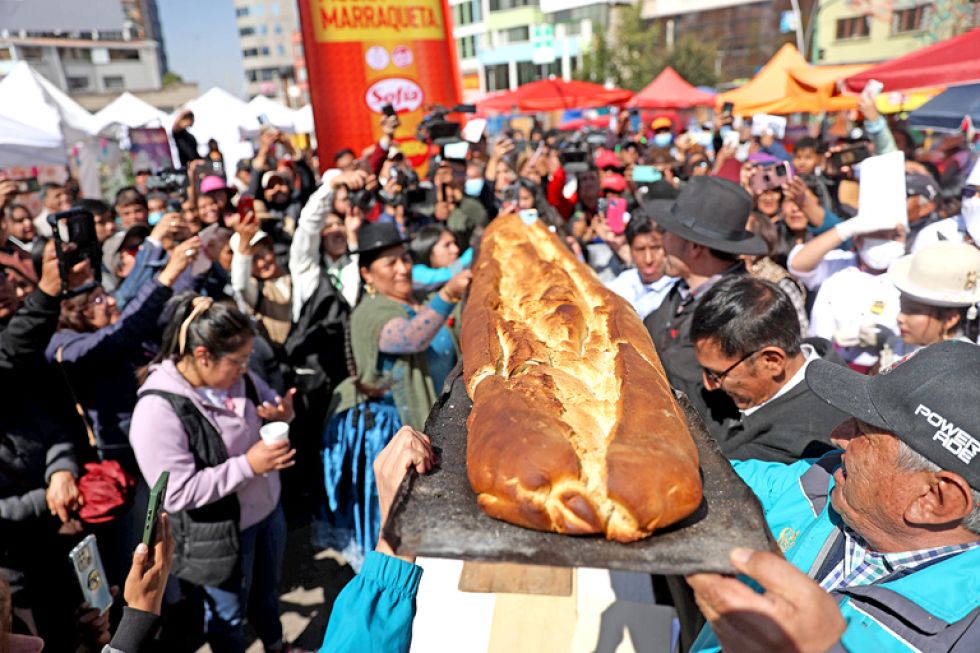 LA PAZ. Ciudadanos participan durante el “Día de la Marraqueta” este sábado.