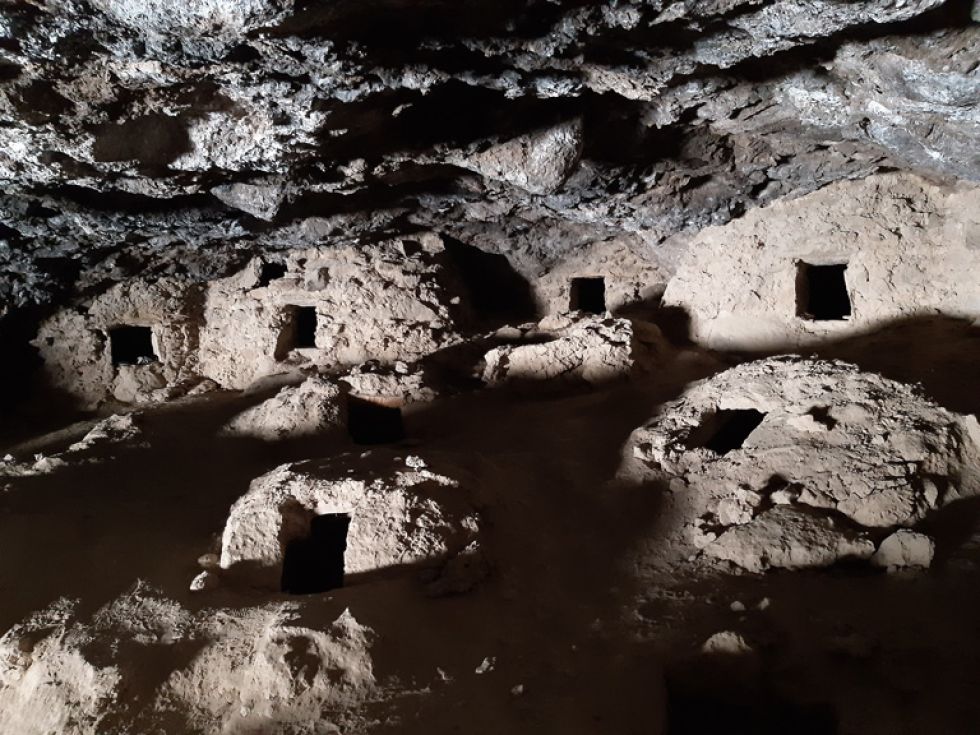 Las chullpas en la cueva del diablo, Colina Cepita.