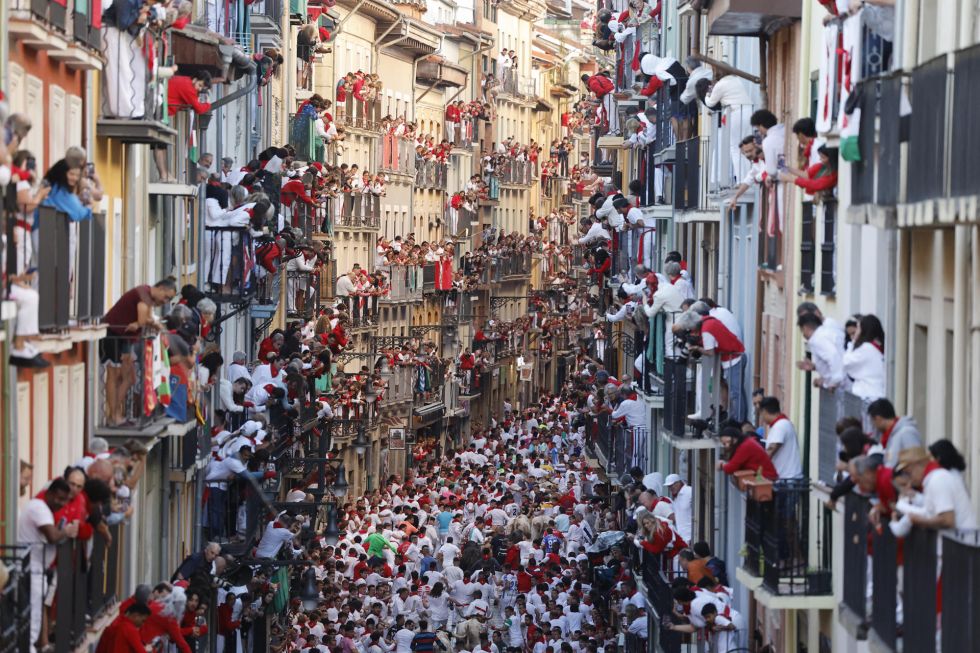Primer encierro de los Sanfermines en el Día de San Fermín, copatrón de Pamplona, ciudad que celebra los Sanfermines.