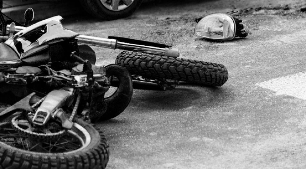 Un conductor en estado de ebriedad chocó su vagoneta contra una motocicleta.