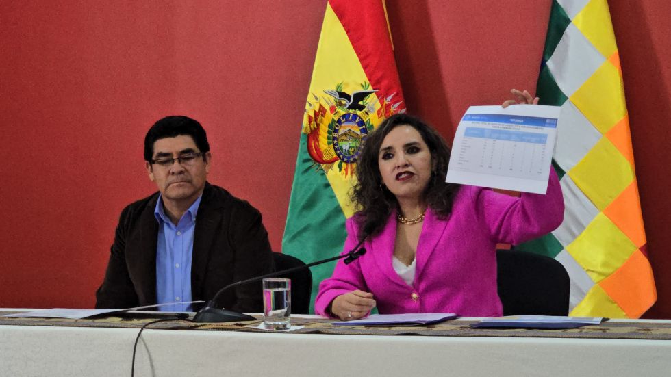 El ministro de Educación, Omar Veliz Ramos, y la Ministra de Salud y Deportes, Renée Castro