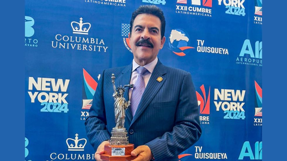 El alcalde de Cochabamba, Manfred Reyes Villa, posa con su galardón.