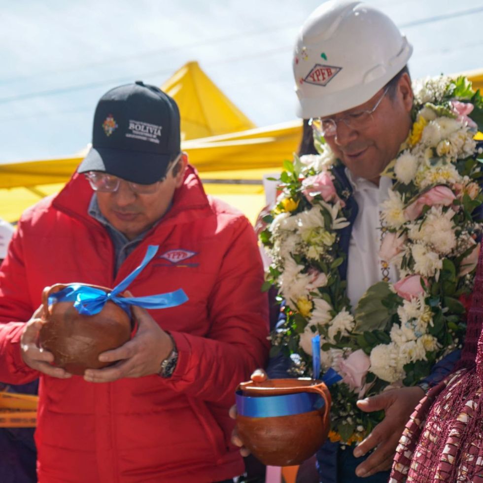 El ministro de Hidrocarburos, Franklin Molina, y el presidente Luis Arce, en el acto de inauguración.