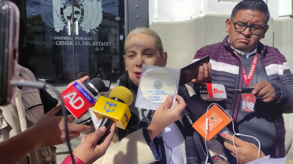 La periodista Melania Torrico llegó este martes a la Fiscalía General, en Sucre.