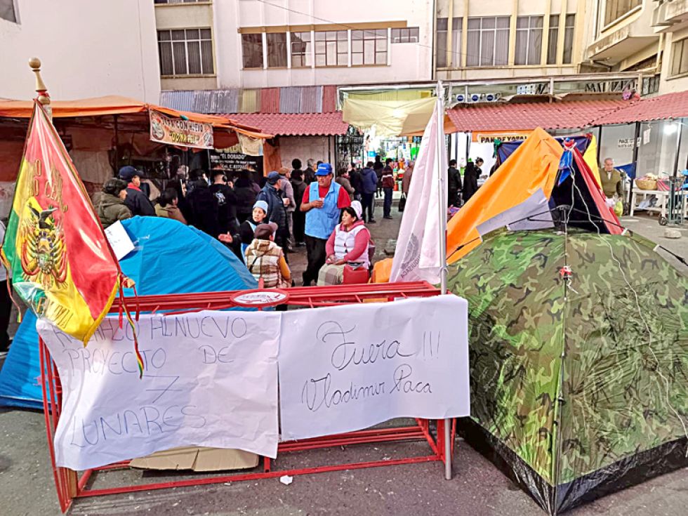 MEDIDA. La vigilia se instaló en el sector de la Playa, donde se pretende emplazar el proyecto.