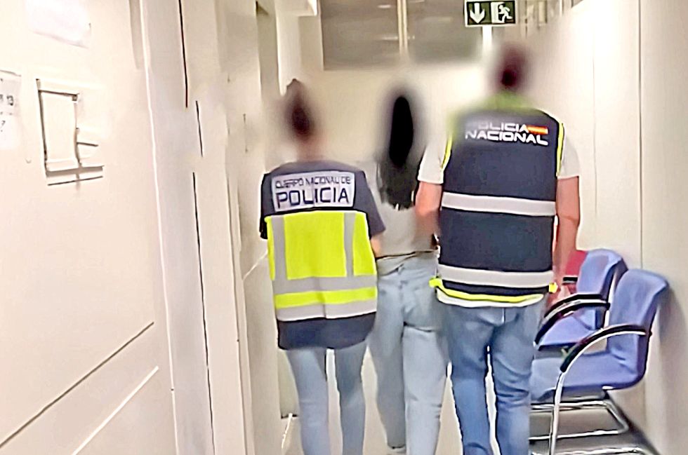 INVESTIGACIÓN. Gianina García Troche cuando era detenida, este miércoles, por la Interpol en el aeropuerto de Barajas, Madrid.