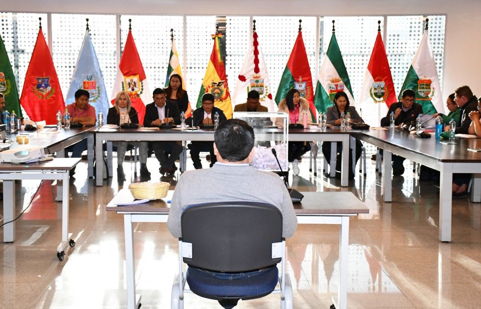 Uno de los postulantes responde sus preguntas ante una de las comisiones a cargo de la evalución.