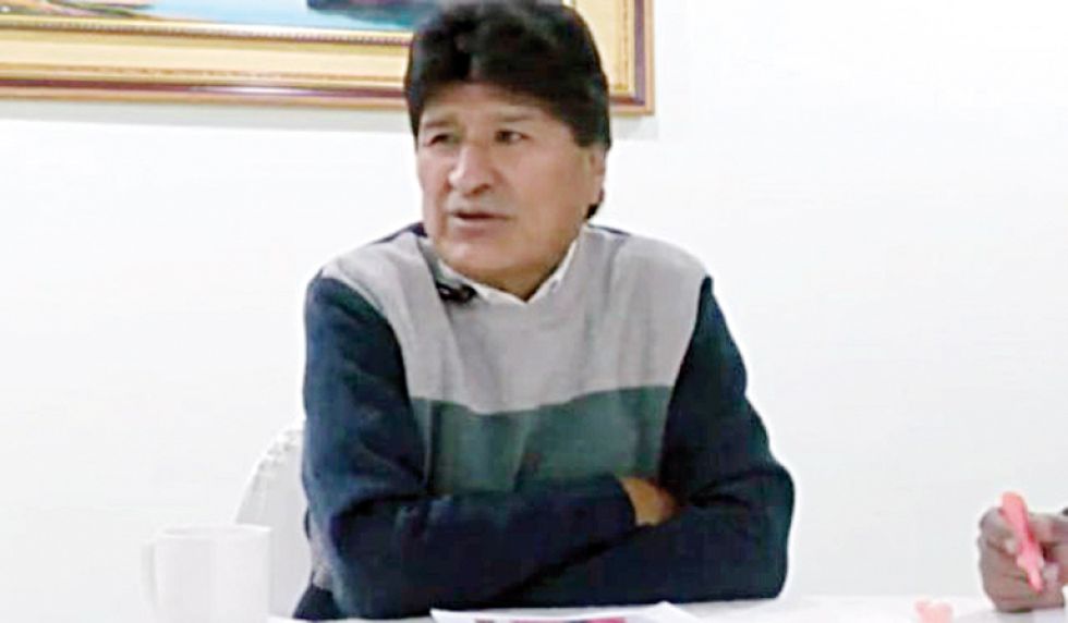 POSICIÓN. Evo Morales se expresa por su programa dominical de radio Kausachun Coca.