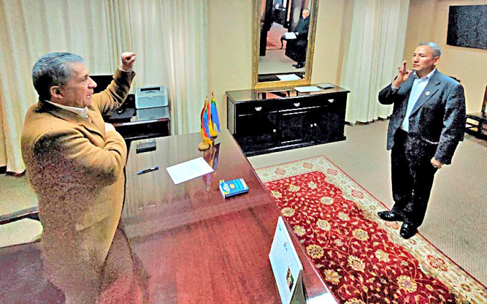 ACTO. Posesión del viceministro de Lucha Contra el Contrabando, Luis Amilcar Velásquez (d.).