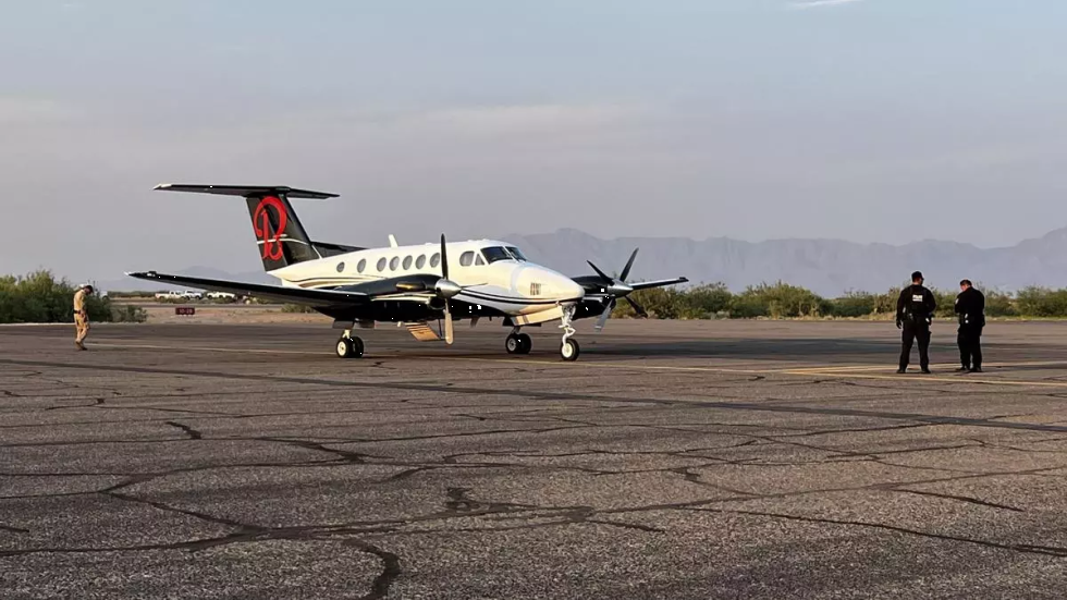 El avión privado en el que fueron transportados Ismael 'el Mayo' Zambada y Joaquín Guzmán López, en un aeropuerto privado, este 25 de julio de 2024 en Santa Teresa, Nuevo México