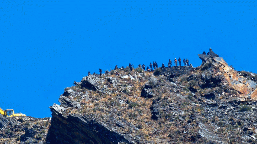 Cooperativistas mineros de uno de los bandos subieron a un cerro durante los enfrentamientos.