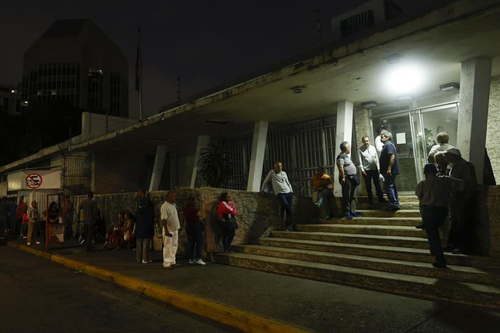 Ciudadanos esperan para votar este domingo, afuera de un centro de votación en Caracas (Venezuela)