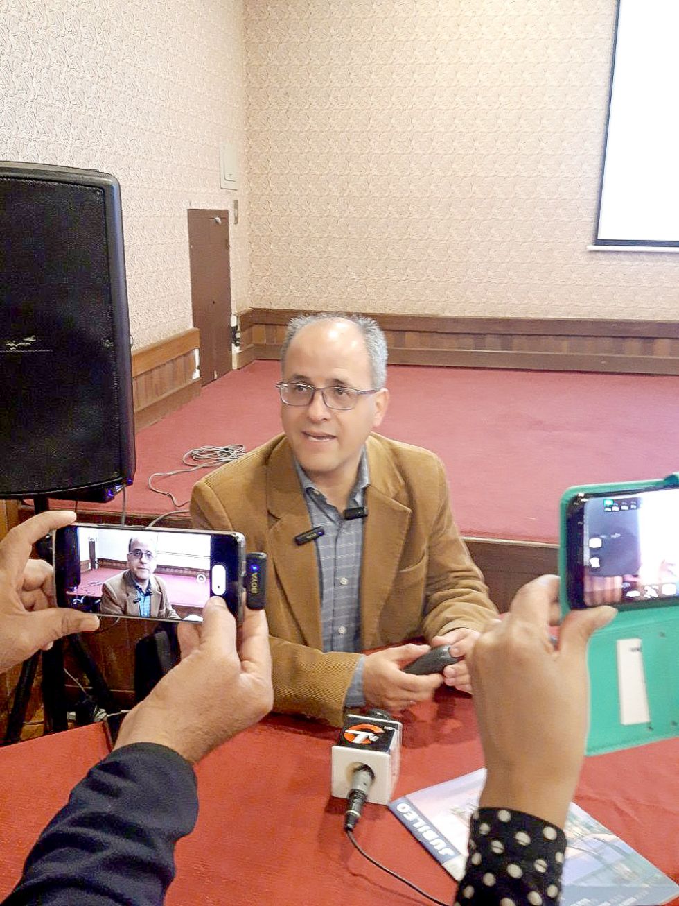 CONFERENCIA. El analista en hidrocarburos y energía de Jubileo Raúl Velásquez, ayer, en Sucre.