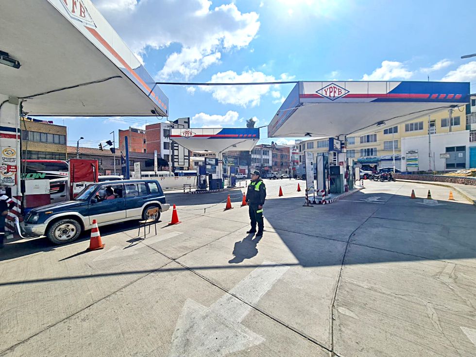 SUCRE. Policía controla la venta de combustible.