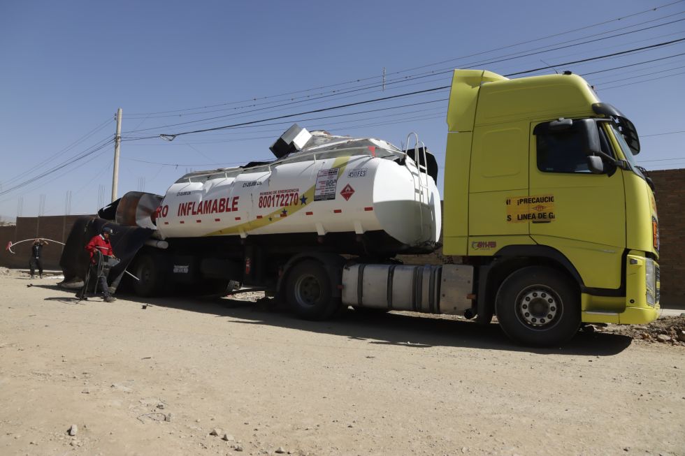 Así quedó el camión cisterna tras la explosión en Cochabamba. APG