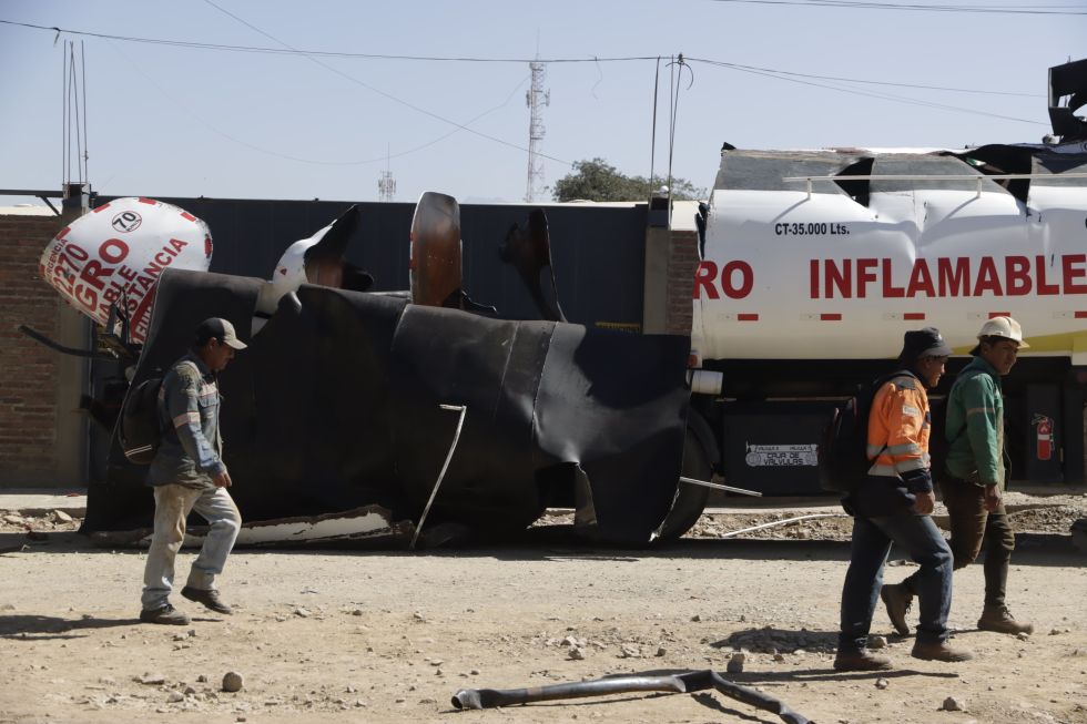 Así quedó el camión cisterna tras la explosión en Cochabamba. APG