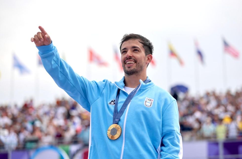 El campeón olímpico José Torres Gil con su medalla de oro. 