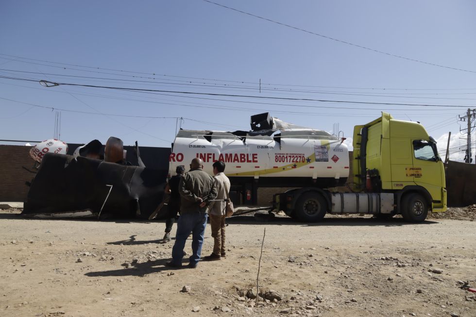 Así quedó el camión cisterna tras la explosión en Cochabamba. APG