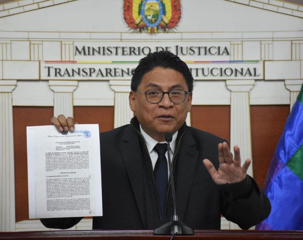 MINISTRO. Iván Lima, durante la conferencia de prensa que ofreció este miércoles en La Paz.